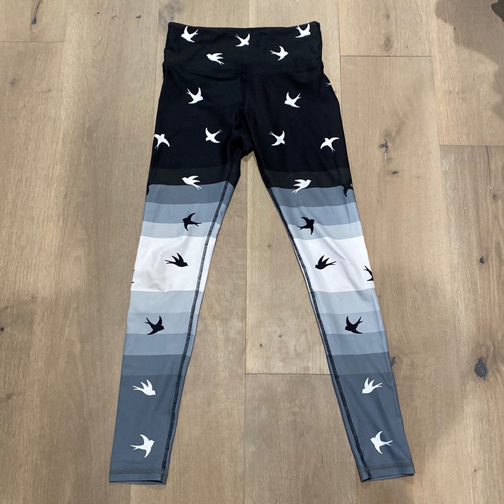 Noli birds of paradise leggings. S black and grey cholo scheme.